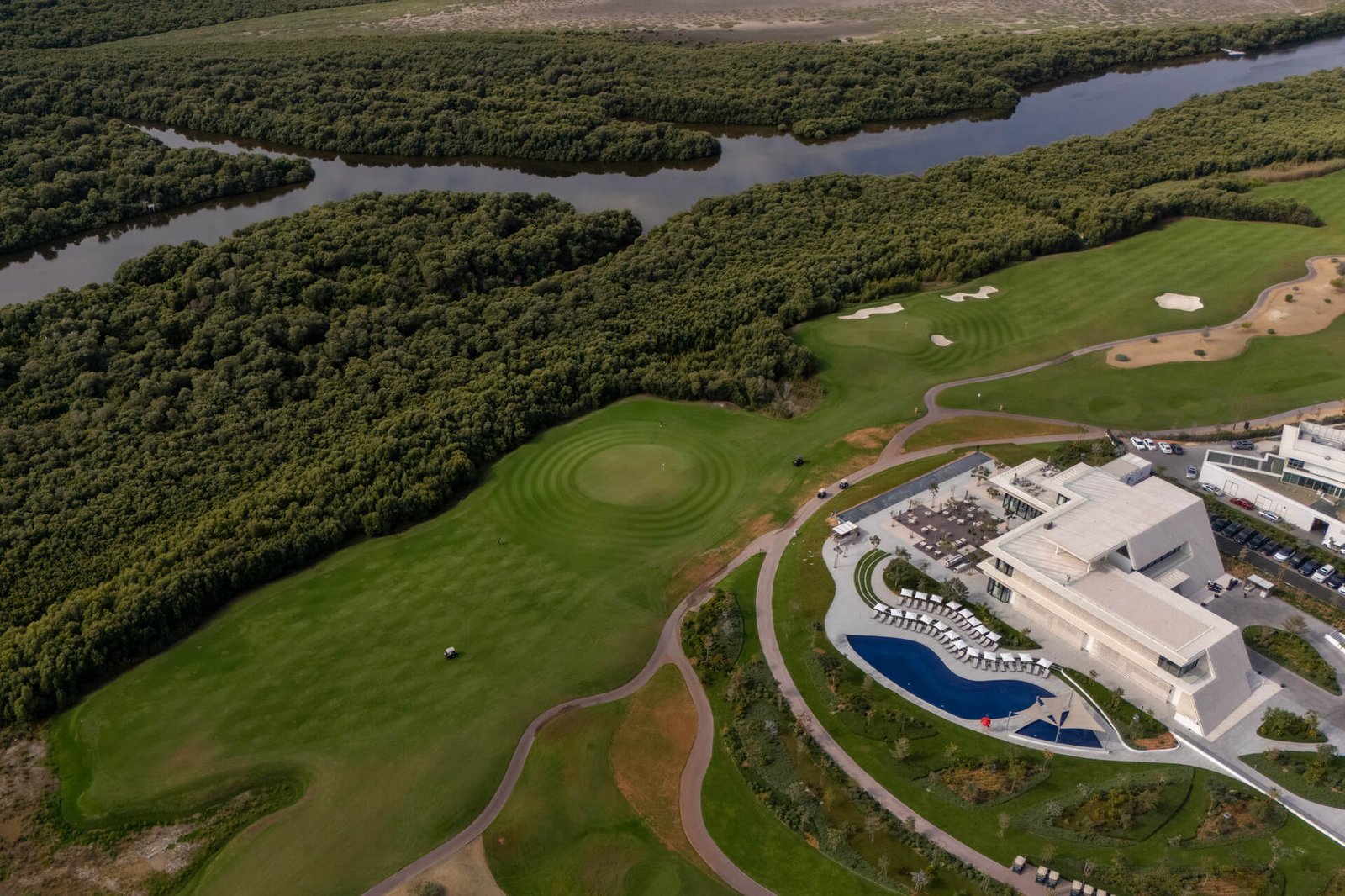 Seaside Al Zorah, Ajman: golfklubház és mangroveerdő