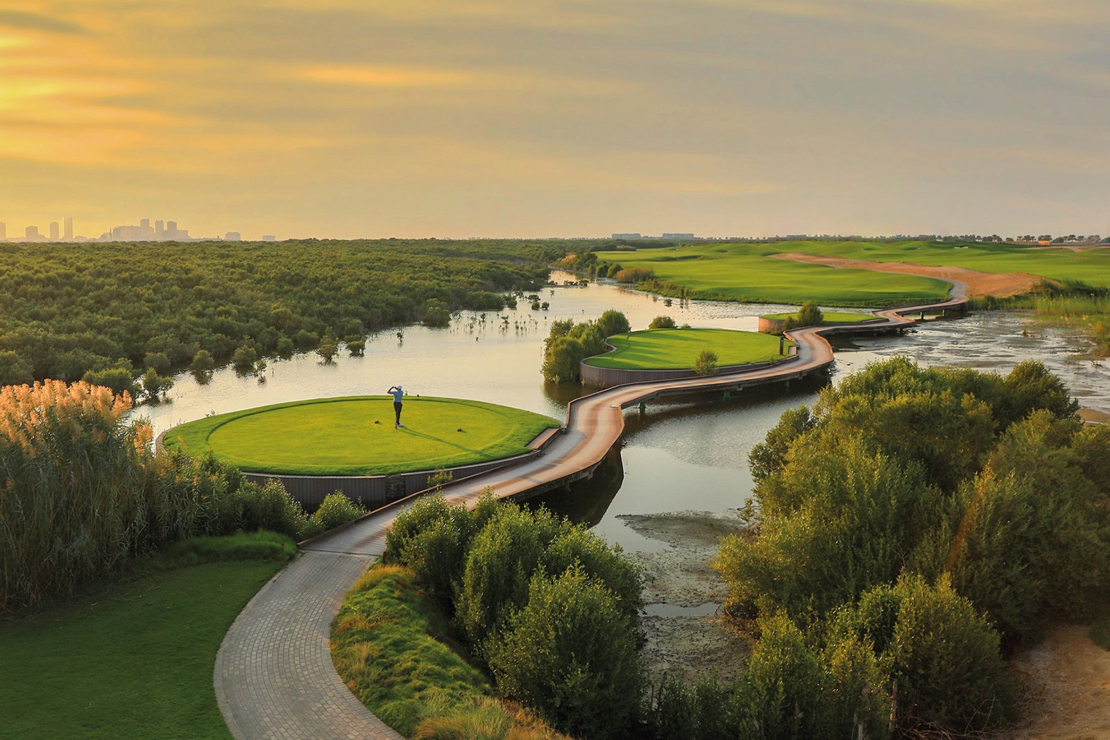 Seaside Al Zorah, Ajman: golfpálya a mangroveerdők között