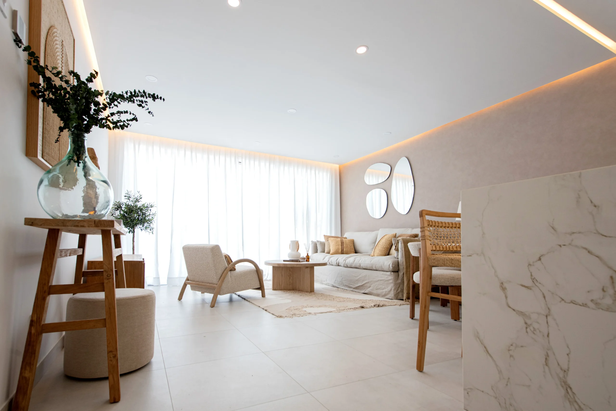 Royal Palms Mijas, La Cala de Mijas: prostorný obývací pokoj s jídelním stolem