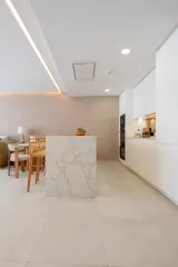 Royal Palms Mijas, La Cala de Mijas: kitchen with marble island